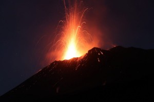 etna-vulcano-esplosione-luglio-2019-escursione-notturna-900x600